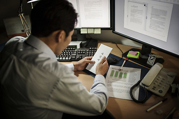포토 JPG 남자 실내 한명 앉기 상반신 성인 뒷모습 30대 사무실 한국인 슬픔 비즈니스맨 고민 갈등 사표 퇴사 국내포토 1 감정 뷰포인트 비즈니스 모션 사람 동양인 내부 장년 직장인 파일형식