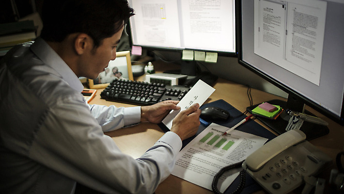 포토 JPG 남자 실내 한명 앉기 상반신 성인 옆모습 30대 사무실 한국인 슬픔 비즈니스맨 고민 갈등 사표 퇴사 국내포토 1 감정 뷰포인트 비즈니스 모션 사람 동양인 내부 장년 직장인 파일형식