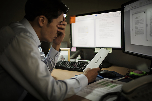포토 JPG 남자 실내 한명 앉기 상반신 성인 옆모습 30대 사무실 한국인 슬픔 비즈니스맨 고민 갈등 사표 퇴사 국내포토 1 감정 뷰포인트 비즈니스 모션 사람 동양인 내부 장년 직장인 파일형식