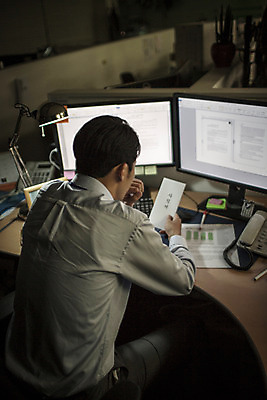 포토 JPG 남자 실내 한명 앉기 상반신 성인 뒷모습 30대 사무실 한국인 슬픔 비즈니스맨 고민 갈등 사표 퇴사 국내포토 1 감정 뷰포인트 비즈니스 모션 사람 동양인 내부 장년 직장인 파일형식