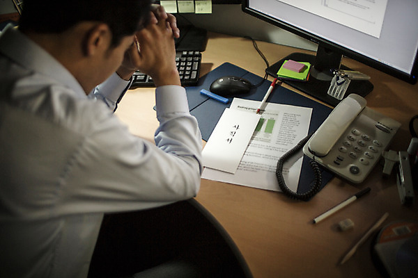 포토 JPG 남자 실내 한명 앉기 상반신 성인 뒷모습 30대 사무실 한국인 슬픔 비즈니스맨 고민 갈등 사표 퇴사 국내포토 1 감정 뷰포인트 비즈니스 모션 사람 동양인 내부 장년 직장인 파일형식