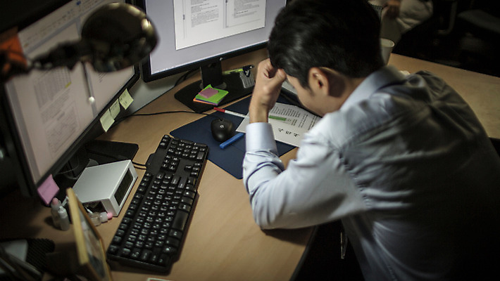포토 JPG 남자 실내 한명 앉기 상반신 성인 뒷모습 30대 사무실 한국인 슬픔 비즈니스맨 고민 갈등 사표 퇴사 국내포토 1 감정 뷰포인트 비즈니스 모션 사람 동양인 내부 장년 직장인 파일형식