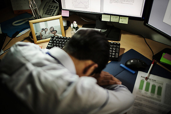 포토 JPG 남자 엎드리기 실내 한명 앉기 상반신 성인 뒷모습 30대 사무실 한국인 슬픔 비즈니스맨 고민 가족사진 갈등 사표 퇴사 국내포토 1 감정 뷰포인트 비즈니스 가족 모션 사람 동양인 내부 장년 직장인 파일형식 단체사진