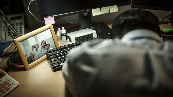 포토 JPG 남자 엎드리기 실내 한명 앉기 상반신 성인 뒷모습 30대 사무실 한국인 슬픔 비즈니스맨 고민 가족사진 갈등 사표 퇴사 국내포토 1 감정 뷰포인트 비즈니스 가족 모션 사람 동양인 내부 장년 직장인 파일형식 단체사진