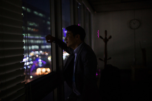 포토 JPG 남자 휴식 실내 한명 상반신 성인 옆모습 30대 사무실 어둠 한국인 비즈니스맨 고독 야간 창가 그리움 야근 성인남자한명만 장년남자한명만 국내포토 자연요소 1 감정 뷰포인트 컨셉 비즈니스 창문 사람 동양인 내부 장년 업무 직장인 남자한명만 성인남자만 장년남자만 파일형식