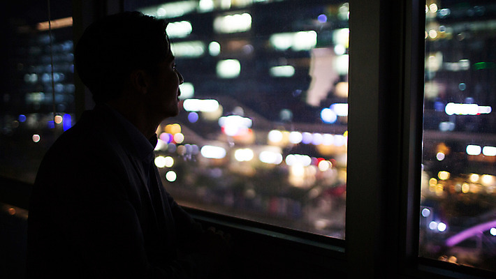 포토 JPG 남자 휴식 실내 한명 상반신 성인 30대 사무실 어둠 한국인 비즈니스맨 고독 야간 창가 그리움 야근 성인남자한명만 장년남자한명만 국내포토 자연요소 1 감정 컨셉 비즈니스 창문 사람 동양인 내부 장년 업무 직장인 남자한명만 성인남자만 장년남자만 파일형식