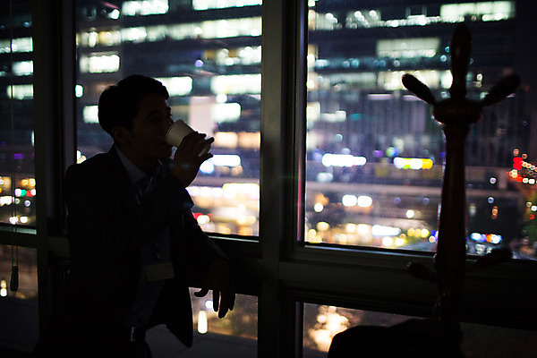 포토 JPG 남자 휴식 실내 한명 상반신 성인 30대 사무실 어둠 한국인 비즈니스맨 고독 야간 창가 그리움 야근 성인남자한명만 장년남자한명만 국내포토 자연요소 1 감정 컨셉 비즈니스 창문 사람 동양인 내부 장년 업무 직장인 남자한명만 성인남자만 장년남자만 파일형식