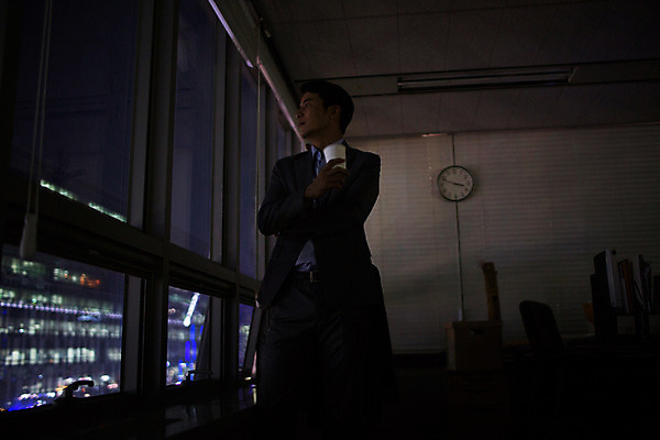 포토 JPG 남자 휴식 실내 한명 상반신 성인 앞모습 30대 사무실 어둠 한국인 비즈니스맨 고독 야간 종이컵 창가 그리움 야근 성인남자한명만 장년남자한명만 국내포토 자연요소 1 감정 뷰포인트 컨셉 비즈니스 창문 사람 동양인 내부 컵 장년 업무 직장인 일회용 남자한명만 성인남자만 장년남자만 파일형식