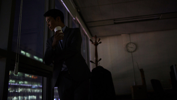 포토 JPG 남자 휴식 실내 한명 상반신 성인 앞모습 30대 사무실 기댐 어둠 한국인 비즈니스맨 고독 야간 종이컵 창가 그리움 야근 성인남자한명만 장년남자한명만 국내포토 자연요소 1 감정 뷰포인트 컨셉 비즈니스 창문 모션 사람 동양인 내부 컵 장년 업무 직장인 일회용 남자한명만 성인남자만 장년남자만 파일형식