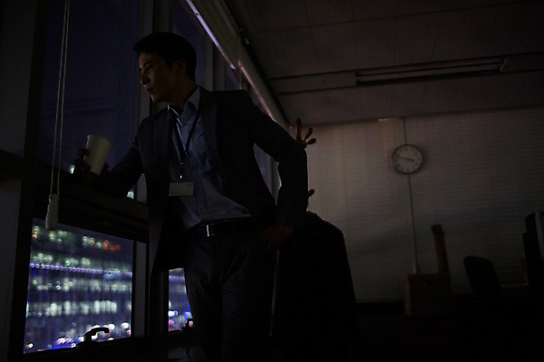 포토 JPG 남자 휴식 실내 한명 상반신 성인 앞모습 30대 사무실 어둠 한국인 비즈니스맨 고독 야간 종이컵 창가 그리움 야근 사원증 성인남자한명만 장년남자한명만 국내포토 자연요소 1 감정 뷰포인트 컨셉 비즈니스 창문 사람 동양인 내부 컵 장년 업무 직장인 일회용 남자한명만 성인남자만 장년남자만 파일형식