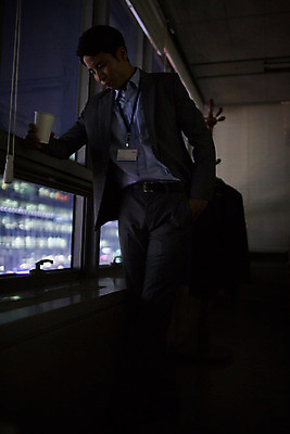 포토 JPG 남자 휴식 실내 한명 상반신 성인 앞모습 30대 사무실 어둠 한국인 비즈니스맨 고독 야간 종이컵 창가 그리움 야근 사원증 성인남자한명만 장년남자한명만 국내포토 자연요소 1 감정 뷰포인트 컨셉 비즈니스 창문 사람 동양인 내부 컵 장년 업무 직장인 일회용 남자한명만 성인남자만 장년남자만 파일형식