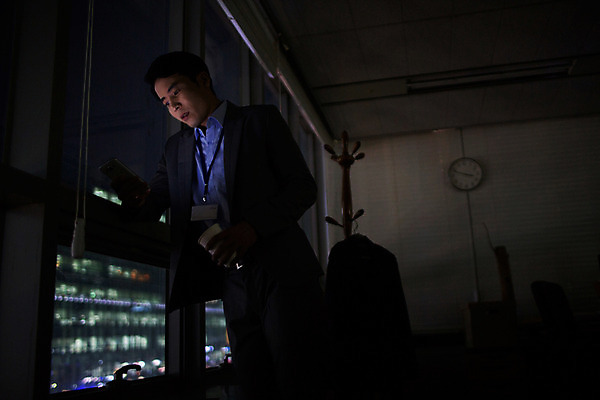 포토 JPG 남자 휴식 실내 한명 상반신 성인 앞모습 30대 스마트폰 사무실 어둠 한국인 비즈니스맨 고독 야간 종이컵 창가 그리움 야근 사원증 성인남자한명만 장년남자한명만 국내포토 자연요소 1 감정 뷰포인트 컨셉 비즈니스 창문 사람 동양인 내부 컵 장년 핸드폰 스마트기기 업무 직장인 일회용 남자한명만 성인남자만 장년남자만 파일형식