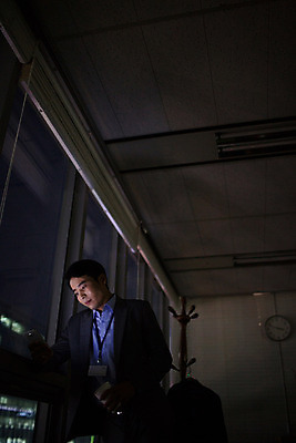 포토 JPG 남자 휴식 실내 한명 상반신 성인 앞모습 30대 스마트폰 사무실 어둠 한국인 비즈니스맨 고독 야간 종이컵 창가 그리움 야근 사원증 성인남자한명만 장년남자한명만 국내포토 자연요소 1 감정 뷰포인트 컨셉 비즈니스 창문 사람 동양인 내부 컵 장년 핸드폰 스마트기기 업무 직장인 일회용 남자한명만 성인남자만 장년남자만 파일형식