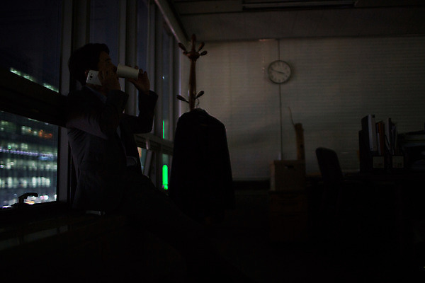 포토 JPG 남자 휴식 실내 한명 앉기 상반신 성인 옆모습 30대 스마트폰 사무실 기댐 어둠 한국인 마시기 비즈니스맨 고독 야간 종이컵 창가 통화 그리움 야근 성인남자한명만 장년남자한명만 국내포토 자연요소 1 감정 뷰포인트 컨셉 비즈니스 창문 모션 사람 동양인 내부 컵 장년 핸드폰 스마트기기 업무 직장인 일회용 남자한명만 성인남자만 장년남자만 파일형식