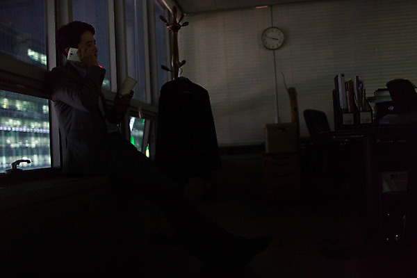 포토 JPG 남자 휴식 실내 한명 앉기 상반신 성인 옆모습 30대 스마트폰 사무실 기댐 어둠 한국인 비즈니스맨 고독 야간 종이컵 창가 통화 그리움 야근 성인남자한명만 장년남자한명만 국내포토 자연요소 1 감정 뷰포인트 컨셉 비즈니스 창문 모션 사람 동양인 내부 컵 장년 핸드폰 스마트기기 업무 직장인 일회용 남자한명만 성인남자만 장년남자만 파일형식