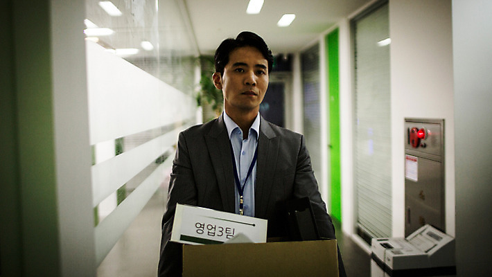 포토 JPG 남자 실내 한명 들기 정장 상반신 성인 앞모습 30대 상자 사무실 걷기 한국인 슬픔 비즈니스맨 좌절 후회 해고 성인남자한명만 장년남자한명만 퇴사 국내포토 구조조정 1 옷 감정 뷰포인트 컨셉 비즈니스 모션 사람 동양인 내부 장년 직장인 남자한명만 성인남자만 장년남자만 파일형식