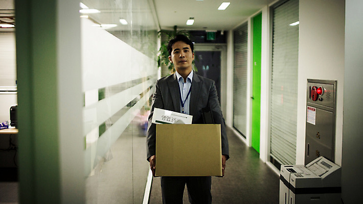 포토 JPG 남자 실내 한명 들기 정장 상반신 성인 앞모습 30대 상자 사무실 걷기 한국인 슬픔 비즈니스맨 좌절 후회 해고 성인남자한명만 장년남자한명만 퇴사 국내포토 구조조정 1 옷 감정 뷰포인트 컨셉 비즈니스 모션 사람 동양인 내부 장년 직장인 남자한명만 성인남자만 장년남자만 파일형식