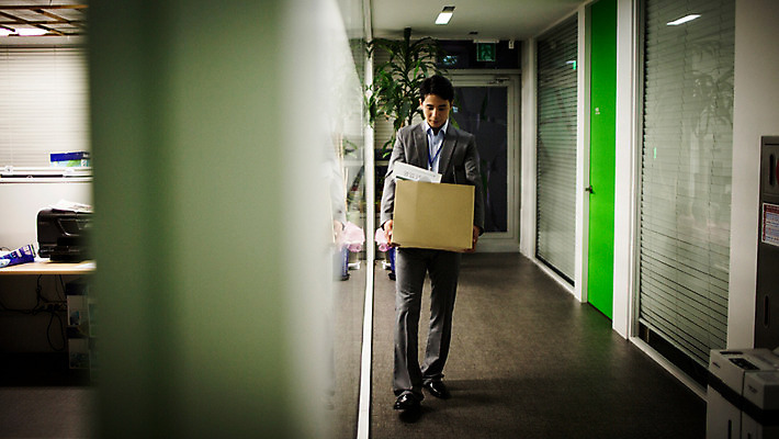 포토 JPG 전신 남자 실내 한명 들기 정장 성인 앞모습 30대 상자 사무실 걷기 한국인 슬픔 비즈니스맨 좌절 후회 해고 성인남자한명만 장년남자한명만 퇴사 국내포토 구조조정 1 옷 감정 뷰포인트 컨셉 비즈니스 모션 사람 동양인 내부 장년 직장인 남자한명만 성인남자만 장년남자만 파일형식