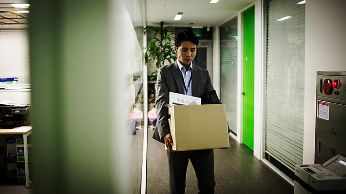 포토 JPG 남자 실내 한명 들기 정장 상반신 성인 앞모습 30대 상자 사무실 걷기 한국인 슬픔 비즈니스맨 좌절 후회 해고 성인남자한명만 장년남자한명만 퇴사 국내포토 구조조정 1 옷 감정 뷰포인트 컨셉 비즈니스 모션 사람 동양인 내부 장년 직장인 남자한명만 성인남자만 장년남자만 파일형식