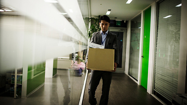 포토 JPG 남자 실내 한명 들기 정장 상반신 성인 앞모습 30대 상자 사무실 걷기 한국인 슬픔 비즈니스맨 좌절 후회 해고 성인남자한명만 장년남자한명만 퇴사 국내포토 구조조정 1 옷 감정 뷰포인트 컨셉 비즈니스 모션 사람 동양인 내부 장년 직장인 남자한명만 성인남자만 장년남자만 파일형식