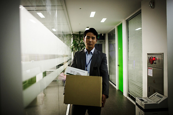 포토 JPG 남자 실내 한명 들기 정장 상반신 성인 앞모습 30대 상자 사무실 걷기 한국인 슬픔 비즈니스맨 좌절 후회 해고 성인남자한명만 장년남자한명만 퇴사 국내포토 구조조정 1 옷 감정 뷰포인트 컨셉 비즈니스 모션 사람 동양인 내부 장년 직장인 남자한명만 성인남자만 장년남자만 파일형식