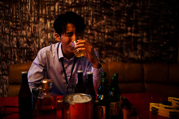 포토 JPG 남자 실내 한명 앉기 정장 상반신 성인 앞모습 30대 한국인 마시기 비즈니스맨 괴로움 양주 긴장 양주잔 노래방 회식 성인남자한명만 장년남자한명만 혼족 국내포토 1 옷 감정 뷰포인트 술잔 비즈니스 모션 주류 사람 동양인 내부 장년 식사 직장인 싱글라이프 남자한명만 성인남자만 장년남자만 파일형식