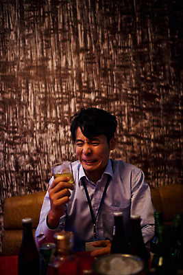 포토 JPG 남자 실내 한명 앉기 정장 상반신 성인 앞모습 30대 한국인 비즈니스맨 괴로움 양주 긴장 양주잔 사원증 노래방 회식 성인남자한명만 장년남자한명만 혼족 국내포토 1 옷 감정 뷰포인트 술잔 비즈니스 모션 주류 사람 동양인 내부 장년 식사 직장인 싱글라이프 남자한명만 성인남자만 장년남자만 파일형식