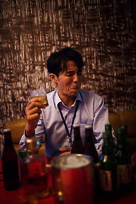 포토 JPG 남자 실내 한명 앉기 정장 상반신 성인 앞모습 30대 한국인 비즈니스맨 괴로움 양주 긴장 양주잔 노래방 회식 성인남자한명만 장년남자한명만 혼족 국내포토 1 옷 감정 뷰포인트 술잔 비즈니스 모션 주류 사람 동양인 내부 장년 식사 직장인 싱글라이프 남자한명만 성인남자만 장년남자만 파일형식