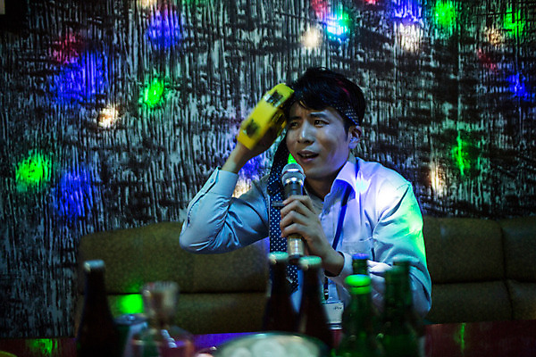 포토 JPG 남자 노래 넥타이 실내 한명 앉기 상반신 성인 앞모습 30대 한국인 비즈니스맨 마이크 열정 탬버린 활기 사원증 노래방 회식 성인남자한명만 장년남자한명만 국내포토 1 잡화 감정 음악 뷰포인트 음향기기 컨셉 비즈니스 모션 타악기 사람 동양인 내부 장년 식사 직장인 남자한명만 성인남자만 장년남자만 파일형식