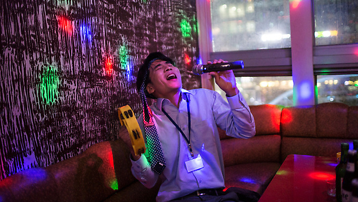 포토 JPG 남자 노래 넥타이 실내 한명 앉기 상반신 성인 앞모습 30대 한국인 비즈니스맨 마이크 열정 탬버린 활기 사원증 노래방 회식 성인남자한명만 장년남자한명만 국내포토 1 잡화 감정 음악 뷰포인트 음향기기 컨셉 비즈니스 모션 타악기 사람 동양인 내부 장년 식사 직장인 남자한명만 성인남자만 장년남자만 파일형식