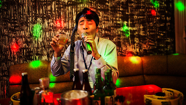 포토 JPG 남자 노래 넥타이 실내 한명 앉기 상반신 성인 앞모습 30대 한국인 비즈니스맨 마이크 열정 양주 활기 양주잔 사원증 노래방 회식 성인남자한명만 장년남자한명만 혼족 국내포토 1 잡화 감정 음악 뷰포인트 음향기기 컨셉 술잔 비즈니스 모션 주류 사람 동양인 내부 장년 식사 직장인 싱글라이프 남자한명만 성인남자만 장년남자만 파일형식