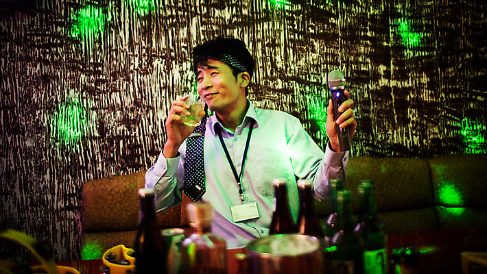 포토 JPG 남자 노래 넥타이 실내 한명 앉기 상반신 성인 앞모습 30대 한국인 마시기 비즈니스맨 마이크 열정 양주 활기 양주잔 사원증 노래방 회식 성인남자한명만 장년남자한명만 혼족 국내포토 1 잡화 감정 음악 뷰포인트 음향기기 컨셉 술잔 비즈니스 모션 주류 사람 동양인 내부 장년 식사 직장인 싱글라이프 남자한명만 성인남자만 장년남자만 파일형식