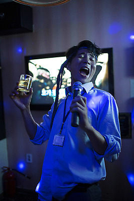 포토 JPG 남자 노래 넥타이 실내 한명 서기 정장 상반신 성인 앞모습 30대 한국인 비즈니스맨 마이크 열정 양주 활기 양주잔 사원증 노래방 회식 성인남자한명만 장년남자한명만 혼족 국내포토 1 잡화 옷 감정 음악 뷰포인트 음향기기 컨셉 술잔 비즈니스 모션 주류 사람 동양인 내부 장년 식사 직장인 싱글라이프 남자한명만 성인남자만 장년남자만 파일형식