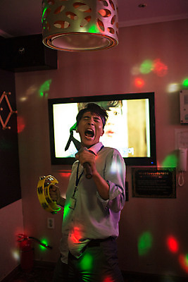 포토 JPG 남자 노래 넥타이 실내 한명 서기 정장 상반신 성인 앞모습 30대 한국인 비즈니스맨 마이크 열정 탬버린 활기 사원증 노래방 회식 성인남자한명만 장년남자한명만 국내포토 1 잡화 옷 감정 음악 뷰포인트 음향기기 컨셉 비즈니스 모션 타악기 사람 동양인 내부 장년 식사 직장인 남자한명만 성인남자만 장년남자만 파일형식