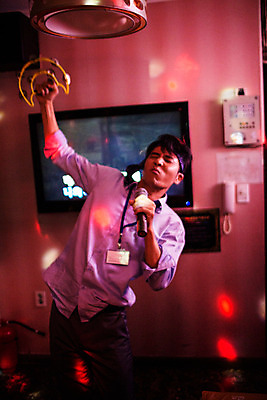 포토 JPG 남자 노래 넥타이 실내 한명 서기 정장 상반신 성인 앞모습 30대 한국인 비즈니스맨 마이크 열정 탬버린 활기 사원증 노래방 회식 성인남자한명만 장년남자한명만 국내포토 1 잡화 옷 감정 음악 뷰포인트 음향기기 컨셉 비즈니스 모션 타악기 사람 동양인 내부 장년 식사 직장인 남자한명만 성인남자만 장년남자만 파일형식