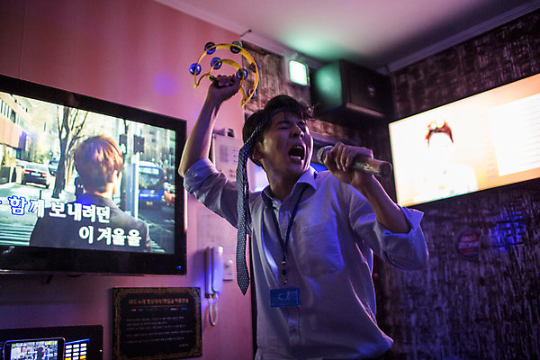 포토 JPG 남자 노래 넥타이 실내 한명 서기 정장 상반신 성인 앞모습 30대 한국인 비즈니스맨 마이크 열정 탬버린 활기 사원증 노래방 회식 성인남자한명만 장년남자한명만 국내포토 1 잡화 옷 감정 음악 뷰포인트 음향기기 컨셉 비즈니스 모션 타악기 사람 동양인 내부 장년 식사 직장인 남자한명만 성인남자만 장년남자만 파일형식