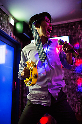 포토 JPG 남자 노래 넥타이 실내 한명 서기 정장 상반신 성인 앞모습 30대 한국인 비즈니스맨 마이크 열정 탬버린 활기 사원증 노래방 회식 성인남자한명만 장년남자한명만 국내포토 1 잡화 옷 감정 음악 뷰포인트 음향기기 컨셉 비즈니스 모션 타악기 사람 동양인 내부 장년 식사 직장인 남자한명만 성인남자만 장년남자만 파일형식