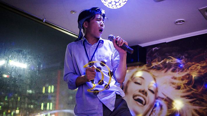 포토 JPG 남자 노래 넥타이 실내 한명 서기 정장 상반신 성인 앞모습 30대 한국인 비즈니스맨 마이크 열정 탬버린 활기 노래방 회식 성인남자한명만 장년남자한명만 국내포토 1 잡화 옷 감정 음악 뷰포인트 음향기기 컨셉 비즈니스 모션 타악기 사람 동양인 내부 장년 식사 직장인 남자한명만 성인남자만 장년남자만 파일형식