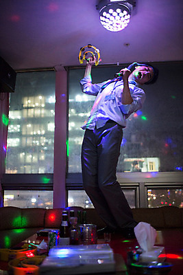 포토 JPG 남자 노래 넥타이 실내 한명 서기 정장 상반신 성인 30대 한국인 비즈니스맨 마이크 열정 탬버린 활기 사원증 노래방 회식 성인남자한명만 장년남자한명만 국내포토 1 잡화 옷 감정 음악 음향기기 컨셉 비즈니스 모션 타악기 사람 동양인 내부 장년 식사 직장인 남자한명만 성인남자만 장년남자만 파일형식