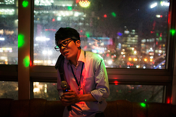 포토 JPG 남자 안경 노래 실내 한명 상반신 성인 앞모습 30대 한국인 비즈니스맨 마이크 열정 탬버린 활기 사원증 노래방 회식 성인남자한명만 장년남자한명만 안경낌 국내포토 1 잡화 감정 음악 뷰포인트 음향기기 컨셉 비즈니스 타악기 사람 동양인 내부 장년 식사 직장인 남자한명만 성인남자만 장년남자만 파일형식