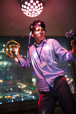 포토 JPG 남자 안경 노래 넥타이 실내 한명 서기 상반신 성인 앞모습 30대 한국인 비즈니스맨 마이크 열정 탬버린 활기 사원증 노래방 회식 성인남자한명만 장년남자한명만 안경낌 국내포토 1 잡화 감정 음악 뷰포인트 음향기기 컨셉 비즈니스 모션 타악기 사람 동양인 내부 장년 식사 직장인 남자한명만 성인남자만 장년남자만 파일형식