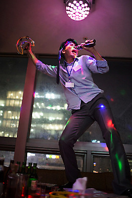 포토 JPG 남자 안경 노래 넥타이 실내 한명 서기 상반신 성인 앞모습 30대 한국인 비즈니스맨 마이크 열정 탬버린 활기 사원증 노래방 회식 성인남자한명만 장년남자한명만 안경낌 국내포토 1 잡화 감정 음악 뷰포인트 음향기기 컨셉 비즈니스 모션 타악기 사람 동양인 내부 장년 식사 직장인 남자한명만 성인남자만 장년남자만 파일형식