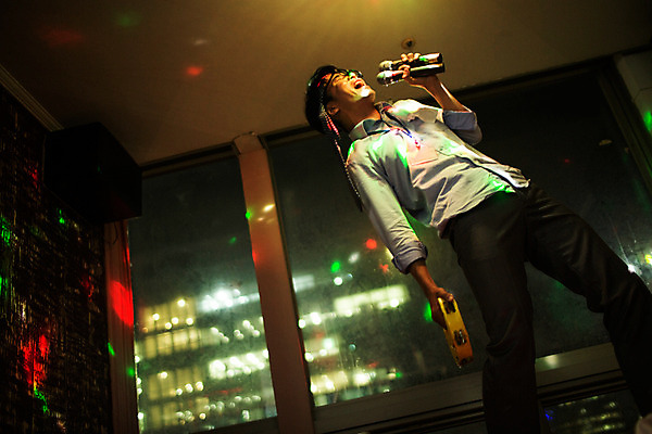 포토 JPG 남자 안경 노래 넥타이 실내 한명 서기 상반신 성인 옆모습 30대 한국인 비즈니스맨 마이크 열정 탬버린 활기 사원증 노래방 회식 성인남자한명만 장년남자한명만 안경낌 국내포토 1 잡화 감정 음악 뷰포인트 음향기기 컨셉 비즈니스 모션 타악기 사람 동양인 내부 장년 식사 직장인 남자한명만 성인남자만 장년남자만 파일형식