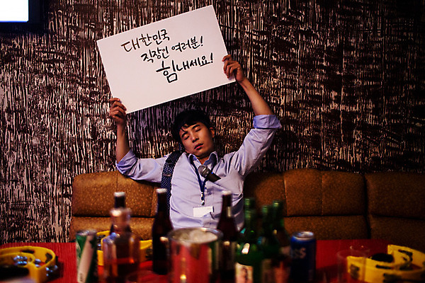 포토 JPG 남자 응원 넥타이 실내 한명 들기 앉기 상반신 성인 앞모습 30대 손들기 눈감음 한국인 잠 표어 직장인 비즈니스맨 마이크 격려 사원증 노래방 위로 회식 성인남자한명만 장년남자한명만 국내포토 직업 1 잡화 감정 뷰포인트 음향기기 비즈니스 모션 사람 동양인 내부 장년 식사 남자한명만 성인남자만 장년남자만 파일형식