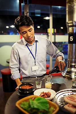 포토 JPG 남자 맥주 실내 한명 앉기 정장 상반신 성인 앞모습 30대 식당 한국인 비즈니스맨 붓기 맥주잔 격려 맥주병 사원증 위로 회식 성인남자한명만 장년남자한명만 혼족 고깃집 국내포토 1 옷 감정 뷰포인트 술잔 비즈니스 모션 술병 주류 사람 동양인 내부 장년 상점 식사 직장인 싱글라이프 남자한명만 성인남자만 장년남자만 파일형식