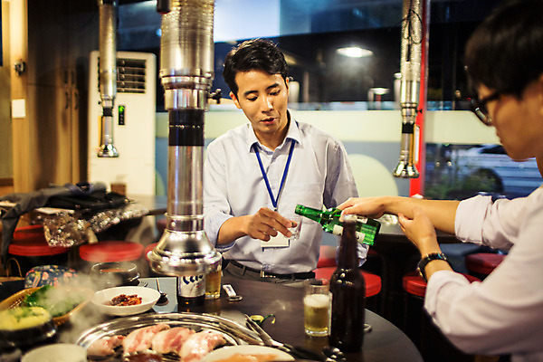 포토 JPG 남자 실내 앉기 정장 상반신 성인 두명 앞모습 옆모습 30대 식당 한국인 비즈니스맨 붓기 격려 소주 소주병 사원증 위로 소주잔 회식 성인남자만 고깃집 국내포토 옷 감정 뷰포인트 술잔 비즈니스 모션 술병 주류 사람 동양인 내부 장년 상점 식사 직장인 남자만 성인만 파일형식