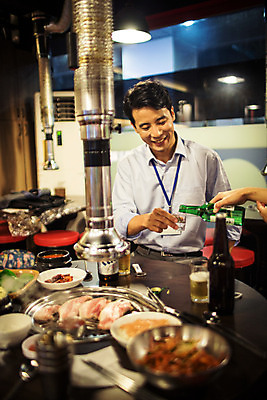 포토 JPG 손 남자 실내 미소 앉기 정장 상반신 성인 두명 앞모습 신체부위 30대 식당 한국인 비즈니스맨 붓기 격려 소주 소주병 사원증 위로 소주잔 회식 성인남자만 고깃집 국내포토 옷 감정 뷰포인트 술잔 비즈니스 모션 술병 주류 표정 사람 동양인 내부 장년 상점 식사 직장인 남자만 성인만 파일형식