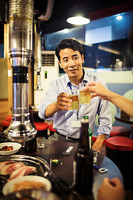 포토 JPG 손 남자 맥주 실내 앉기 정장 상반신 성인 두명 앞모습 신체부위 30대 식당 한국인 비즈니스맨 건배 맥주잔 격려 사원증 위로 회식 성인남자만 고깃집 국내포토 옷 감정 뷰포인트 술잔 비즈니스 모션 주류 사람 동양인 내부 장년 상점 식사 직장인 남자만 성인만 파일형식