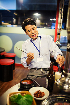 포토 JPG 남자 젓가락 맥주 실내 한명 앉기 정장 상반신 성인 앞모습 30대 식당 한국인 비즈니스맨 맥주잔 격려 사원증 위로 섞기 회식 성인남자한명만 장년남자한명만 혼족 국내포토 1 옷 감정 뷰포인트 술잔 비즈니스 모션 주류 수저 사람 동양인 내부 장년 상점 식사 직장인 싱글라이프 남자한명만 성인남자만 장년남자만 파일형식