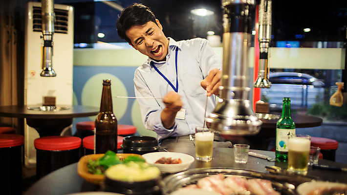 포토 JPG 남자 젓가락 맥주 실내 한명 앉기 정장 상반신 성인 앞모습 30대 식당 한국인 비즈니스맨 맥주잔 격려 사원증 위로 섞기 회식 성인남자한명만 장년남자한명만 혼족 고깃집 국내포토 1 옷 감정 뷰포인트 술잔 비즈니스 모션 주류 수저 사람 동양인 내부 장년 상점 식사 직장인 싱글라이프 남자한명만 성인남자만 장년남자만 파일형식